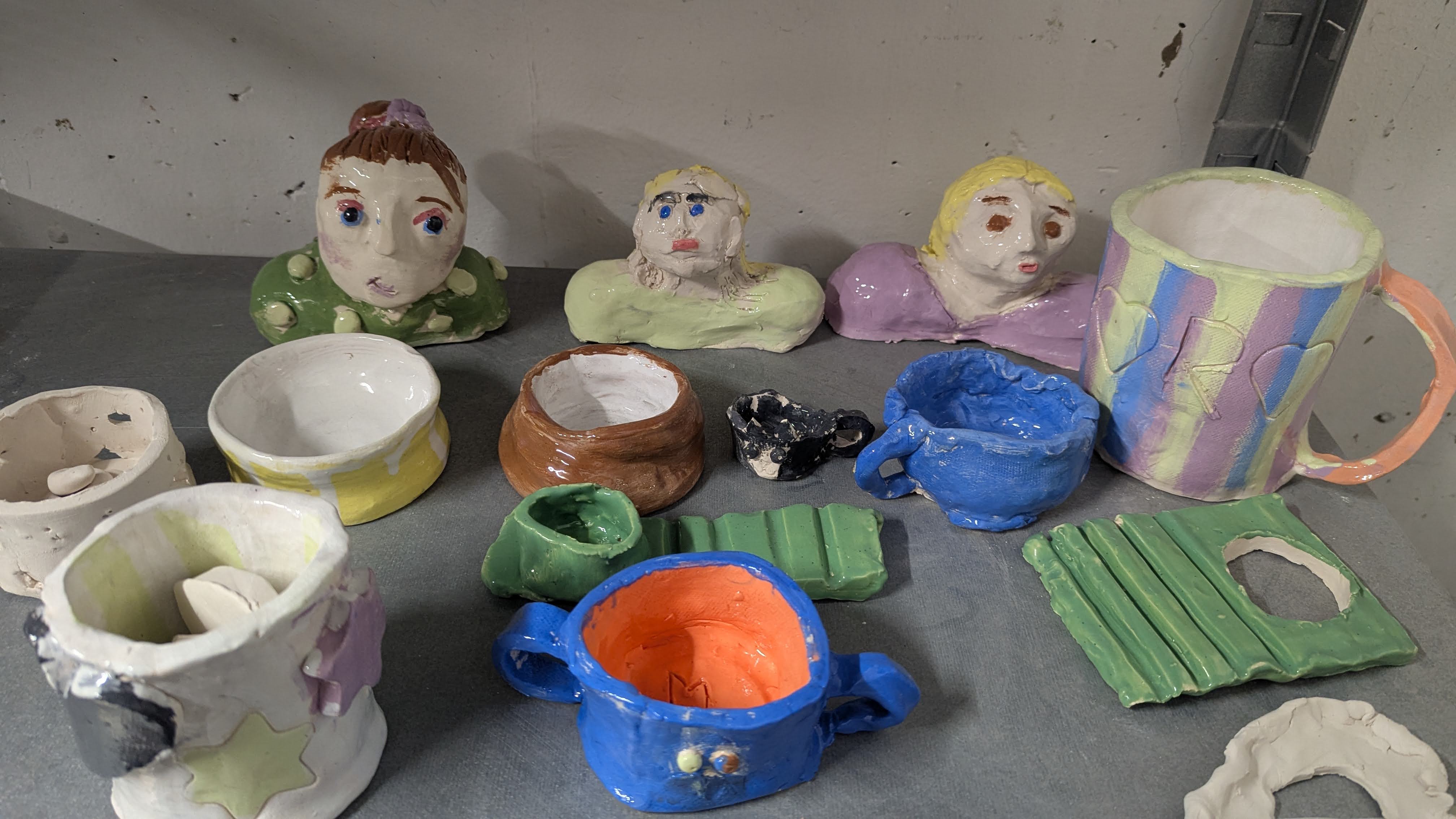 Objets une fois cuits et émailés, créés par 3 enfants durant l'un des stage.