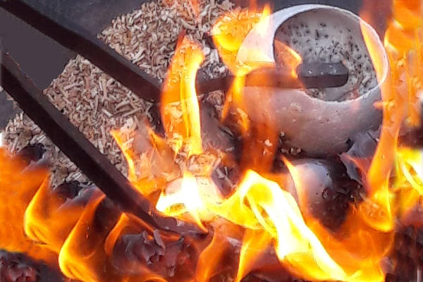 Pièce émaillée dans le feu pour l'enfumage.